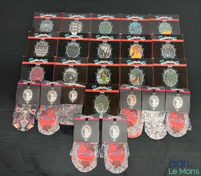 de nombreux objets posés sur une table noire