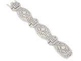 gros plan d'un bracelet en diamant sur fond blanc