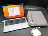 un ordinateur portable posé sur un fauteuil en cuir noir