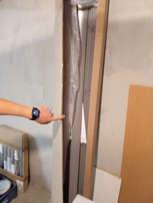 un homme qui montre du doigt quelque chose sur le mur