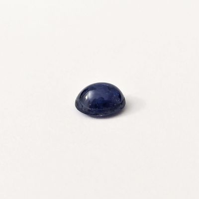 gros plan d'un saphir bleu sur une surface blanche