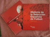 deux livres posés l'un à côté de l'autre sur un lit