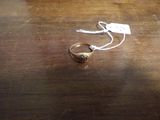 une bague posée sur une table en bois