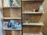 une pièce avec des étagères et un miroir accroché au mur