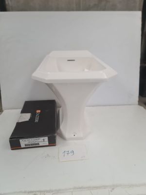 Lot de lave-mains sur colonne en céramique blanche et un mit…