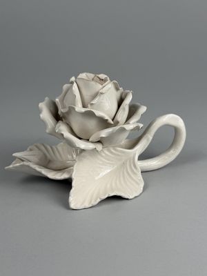 CAPODIMONTE. Bougeoir à main en céramique beige en forme de …