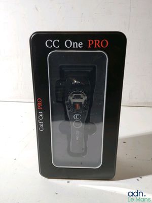 une boîte contenant un téléphone portable, posée sur une table