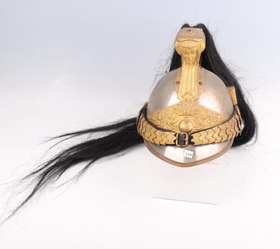 un casque doré orné de longs cheveux noirs sur un fond blanc