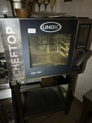 un grand four trônant au milieu d'une cuisine