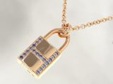un collier en or orné d'un cadenas