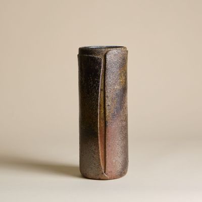 gros plan d'un vase sur une surface blanche
