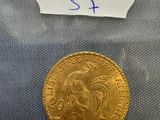 gros plan d'une pièce d'or portant une étiquette de prix