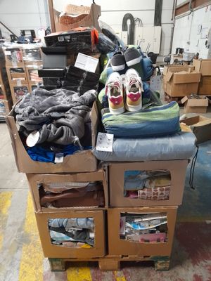 un tas de vêtements sur un chariot dans un entrepôt