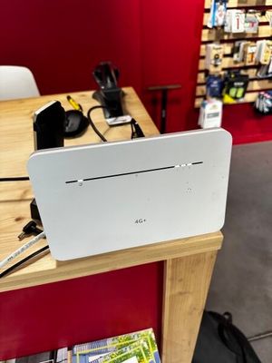 un ordinateur portable posé sur une table dans un magasin