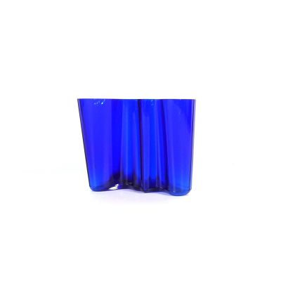 une image représentant un vase en verre bleu sur fond blanc