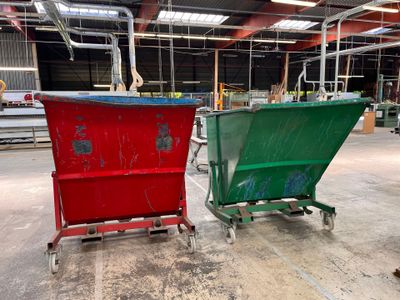 deux bacs, un rouge et un vert, posés dans un entrepôt