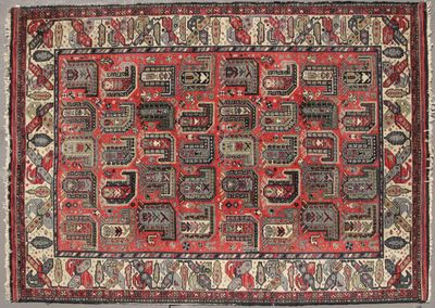 un tapis rouge et noir à motifs