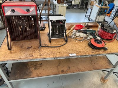 Le contenu de la table de travail : 2 massicots, 2 enrouleur…