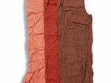 trois vêtements de couleur marron, rouge et orange sur fond blanc