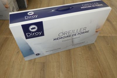 une boîte posée sur le sol de la pièce
