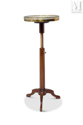 une table en bois avec un plateau en métal et un piètement en bois