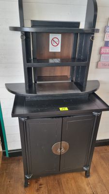 Meuble desserte en bois laqué marron à deux portes dans le g…