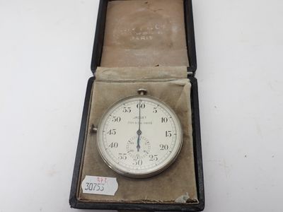 une horloge qui se trouve dans une boîte posée sur une table