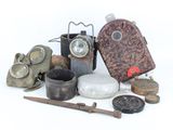 un grand nombre d'objets posés sur une table