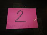 un panneau rose sur lequel figure le chiffre 2