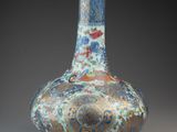 a vase that is sitting on a table in the room