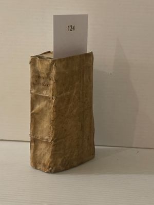 un sac en papier kraft contenant une carte blanche