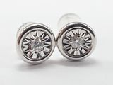 une image représentant une paire de boucles d'oreilles en diamant sur fond blanc