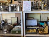 de nombreux objets sur les étagères de la pièce