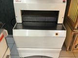 une machine posée sur le sol de la cuisine