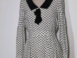 robe à imprimé pois noirs et blancs avec un col noir
