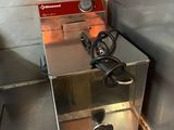 une image d'une friteuse commerciale dans une cuisine commerciale