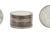 trois pièces d'argent empilées les unes sur les autres
