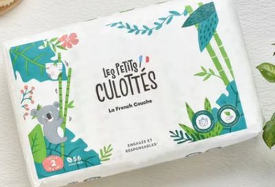 une boîte de lingettes pour bébé posée sur une table à côté d'une plante
