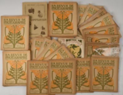 une pile de sachets de graines posée sur une table
