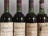 plusieurs bouteilles de vin sont alignées sur une table