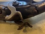 un pistolet posé sur une table