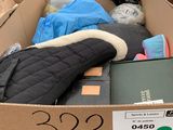 une boîte en carton contenant un ordinateur portable et d'autres objets