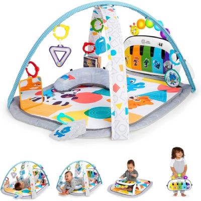 un gros plan sur un tapis d'éveil pour bébé avec divers jouets