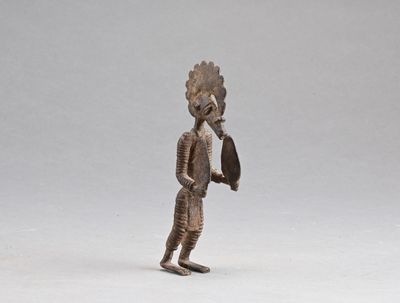 figurine représentant un homme portant un chapeau et tenant un sac à la main