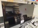 une photo d'un téléviseur à écran plat posé sur une table
