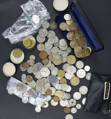 beaucoup de pièces et un portefeuille sur la table