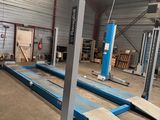 une photo d'un garage rempli de matériel