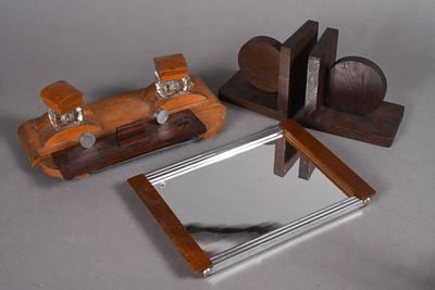 un petit miroir et un serre-livres en bois posés sur une table