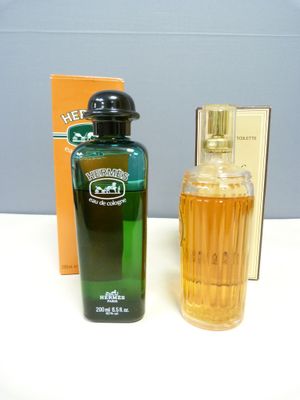 un flacon de parfum à côté d'un coffret de parfum