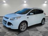 La Ford Kuga blanche est garée dans une pièce dont le sol est en damier.